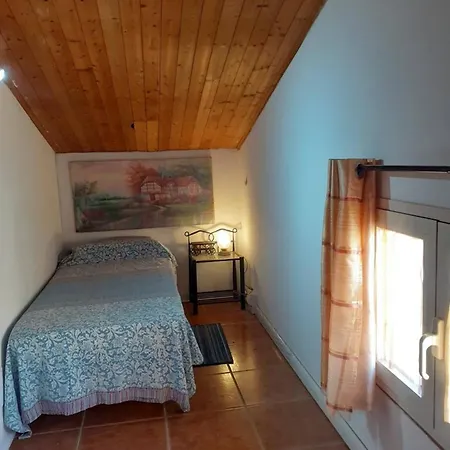 Cozy House With Garden In *
