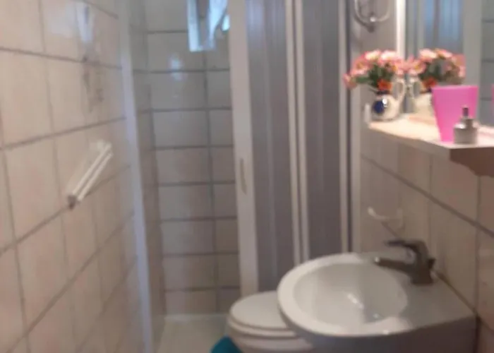 Cozy House With Garden In 度假居 *